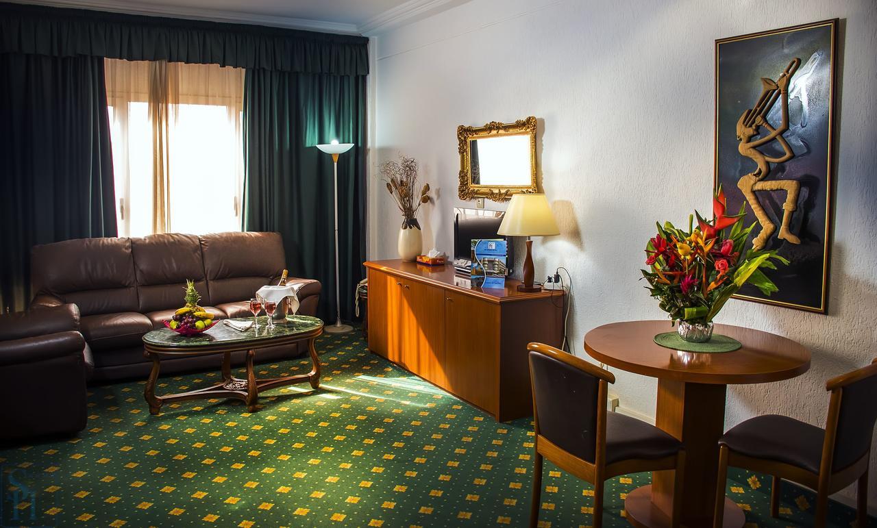Hotel Splendid Уаґадуґу Екстер'єр фото